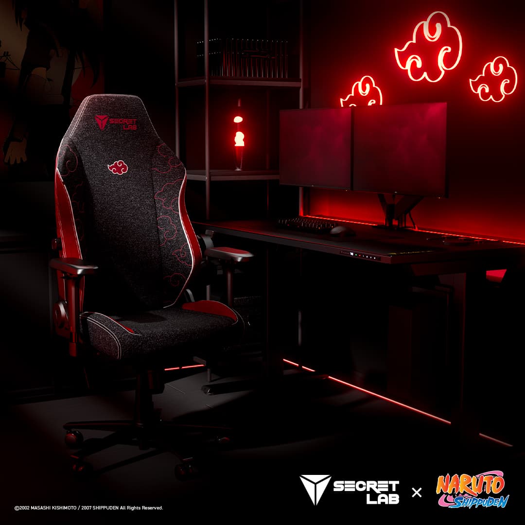 Chaise gamer Secretlab aux couleurs rouge et noir avec logo Akatsuki brodé, posée devant un bureau dans une ambiance gaming rouge vif avec néons