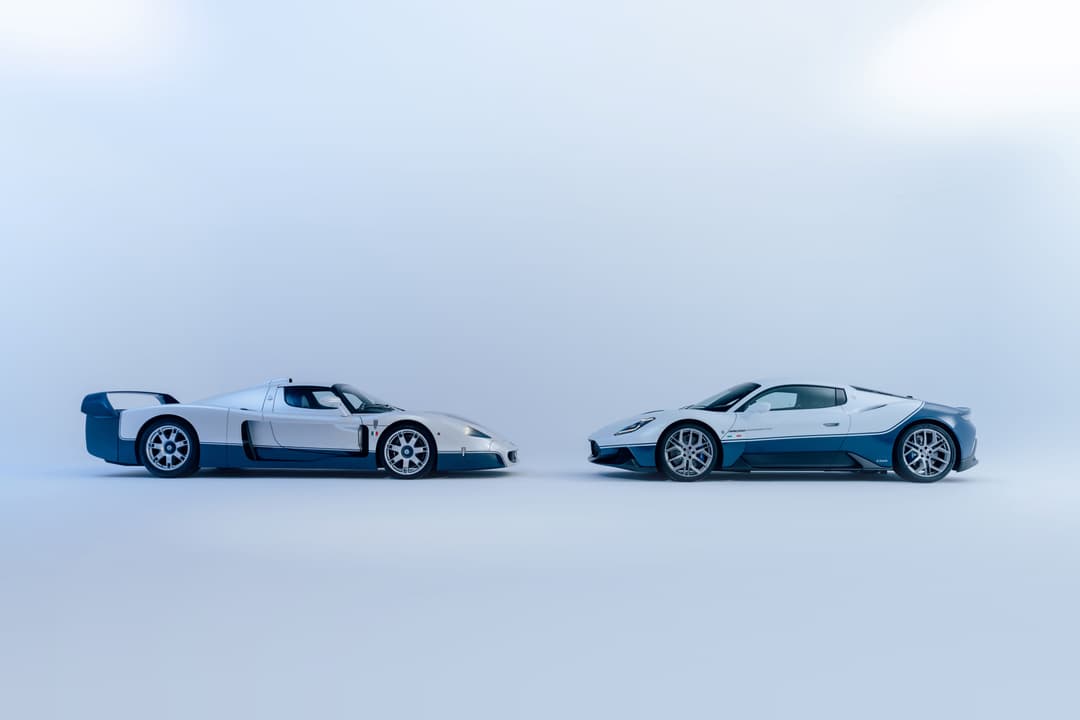 Deux supercars Maserati côte à côte : la MC12 Stradale blanche et bleue à gauche, la MC20 Icona blanche et bleue à droite, sur fond blanc