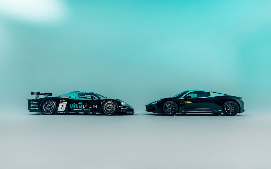 Maserati MC12 GT1 Vitaphone de couleur bleu turquoise avec logos de sponsors et MC20 Leggenda noire, côte à côte sur fond bleu pâle