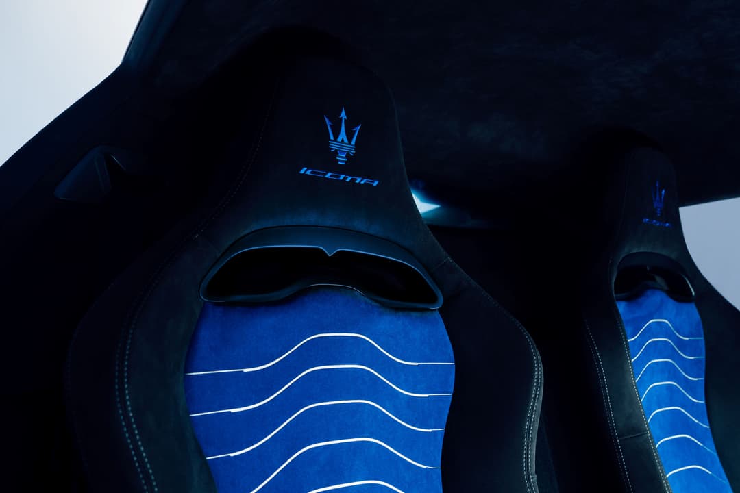 Sièges racing Maserati Icona en noir et bleu avec trident brodé et détails à liserés blancs