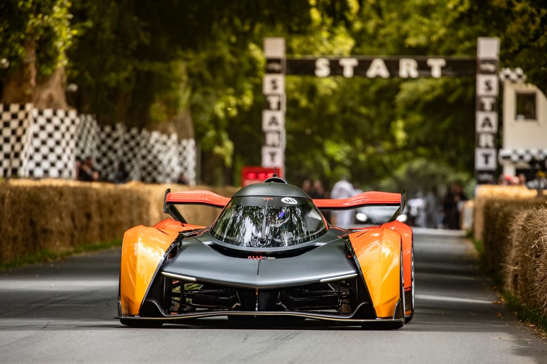 McLaren Solus GT orange et noire à la ligne de départ de Goodwood, avec la livrée historique d'une Formule 1 originale