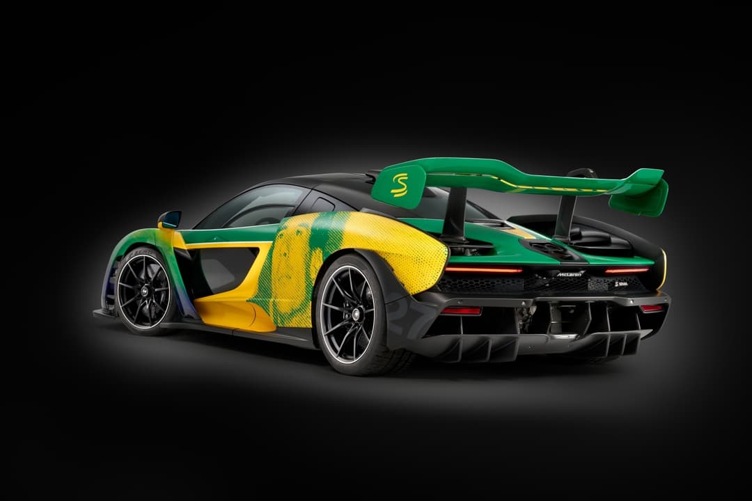 McLaren Senna aux couleurs vert et jaune du Brésil, vue de trois quarts arrière, avec aileron surdimensionné
