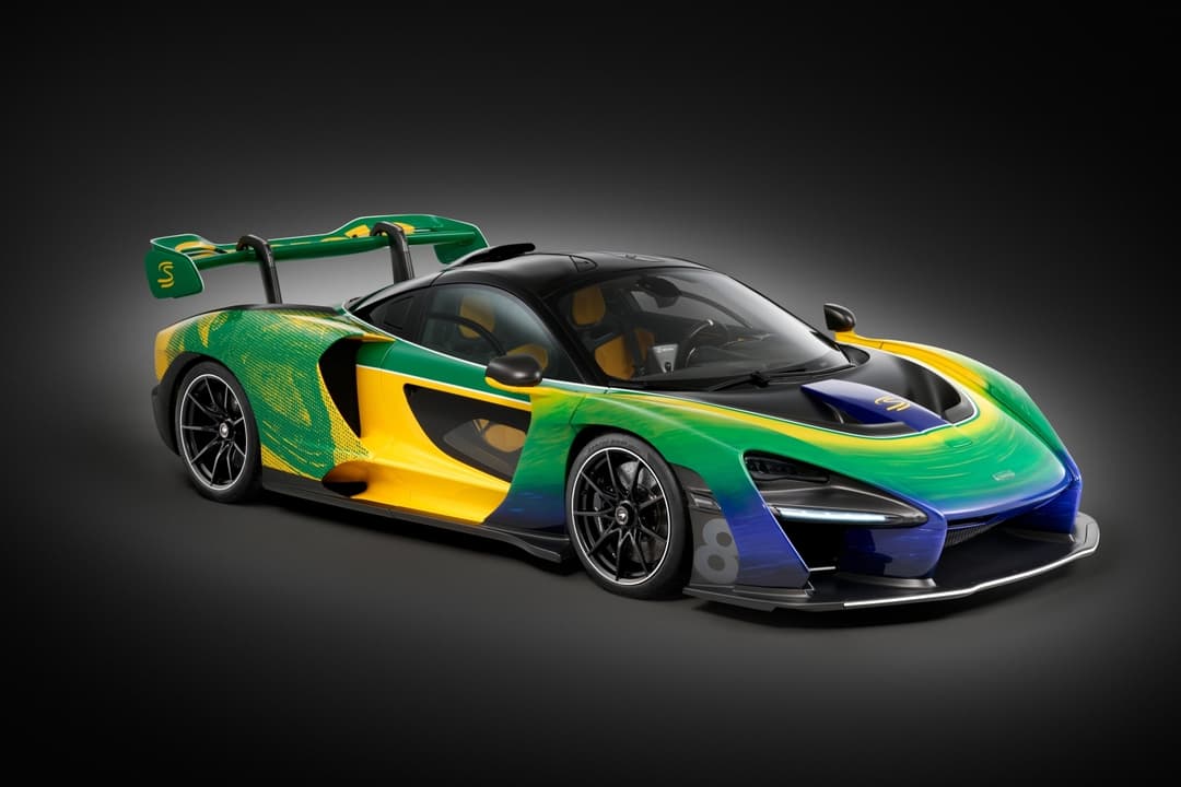 McLaren OS colorée aux teintes jaune, vert, bleu et noir, inspirée par Ayrton Senna et ses victoires en Formule 1