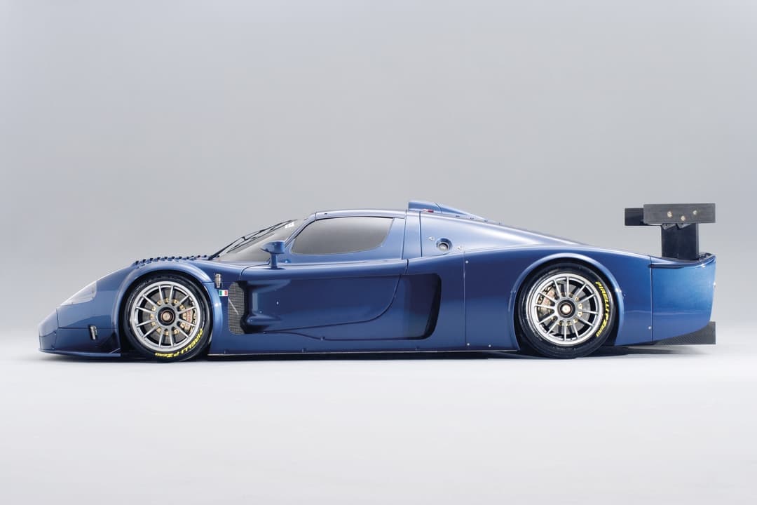 Maserati MC12 Versione Corse bleue, voiture de sport avec moteur V12, vue de profil sur fond blanc