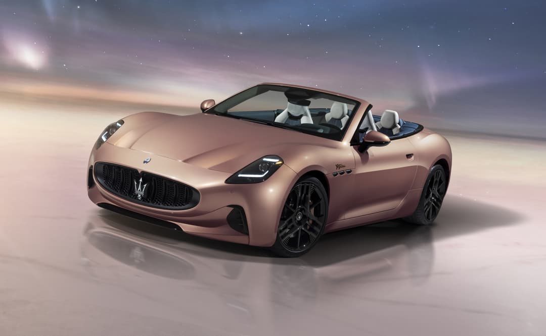 Maserati GranCabrio Folgore, cabriolet électrique rose poudré, toit ouvert, sur fond de ciel étoilé