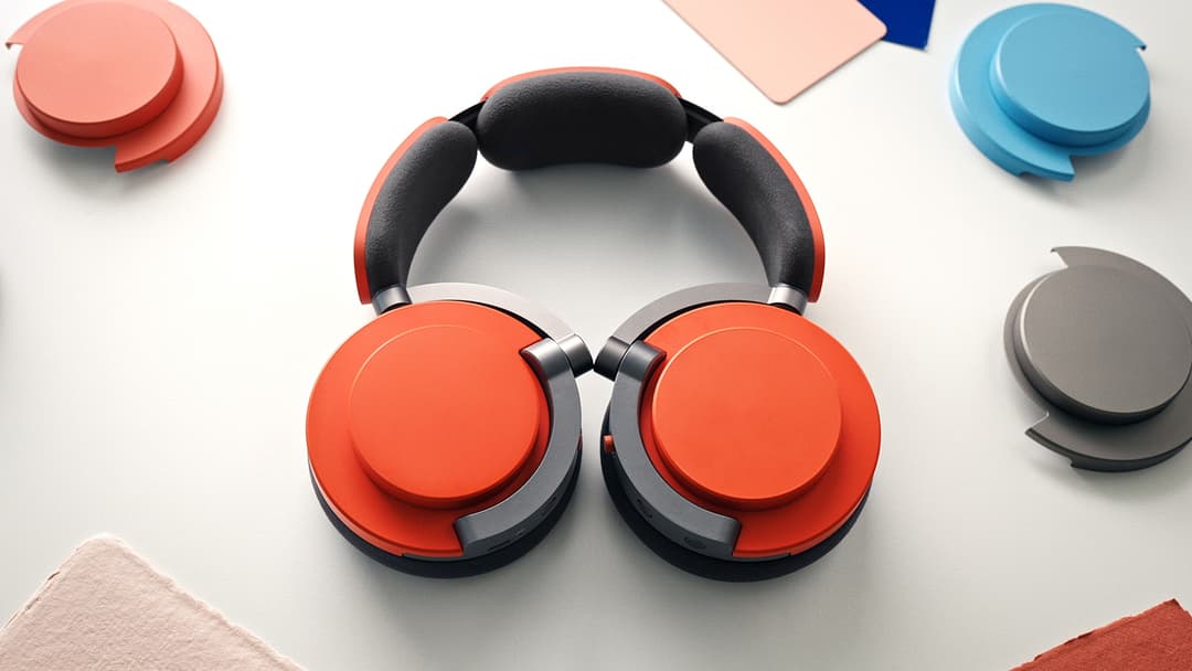 Casque Dyson OnTrac rouge avec arceau rembourré noir et écouteurs circum-auraux, entouré de coloris alternatifs