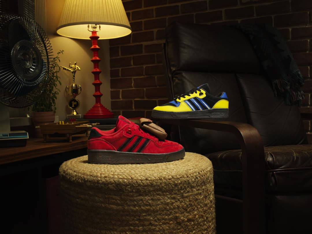 Deux baskets Adidas inspirées de Deadpool et Wolverine : une rouge et noire, une jaune et bleue, exposées dans un intérieur vintage