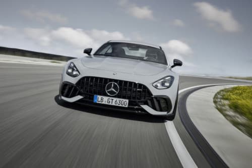 Mercedes-AMG GT 63 PRO 4MATIC+ blanche en mouvement sur circuit, vue de face légèrement décalée