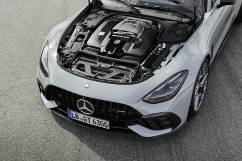 Mercedes-AMG GT 63 PRO 4MATIC+ blanche avec capot ouvert révélant le moteur, vue de dessus