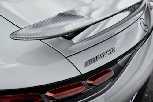 Mercedes-AMG GT 63 PRO blanche, détail du spoiler arrière en carbone et des feux arrière rouges
