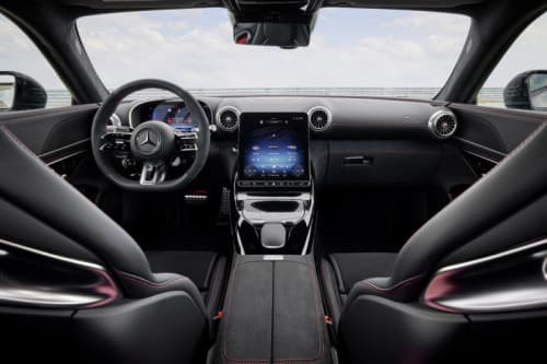 Intérieur de la Mercedes-AMG GT 63 PRO 4MATIC+ avec volant sport, écran tactile central et sièges noirs