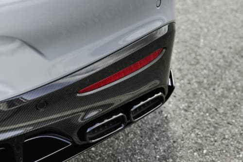 Arrière de Mercedes-AMG GT 63 PRO 4MATIC+ gris et noir avec aileron en fibre de carbone, feu rouge et diffuseur