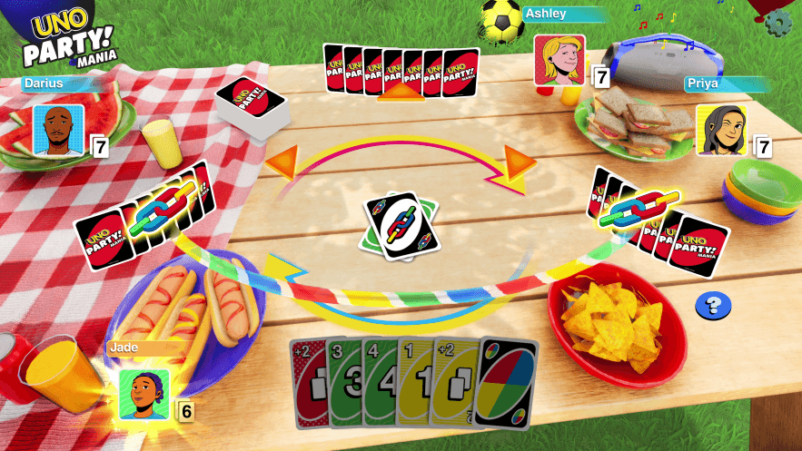 Partie d'UNO Party! Mania sur table de pique-nique avec carte Tirage Sauvage au centre, mains de joueurs et cartes colorées autour