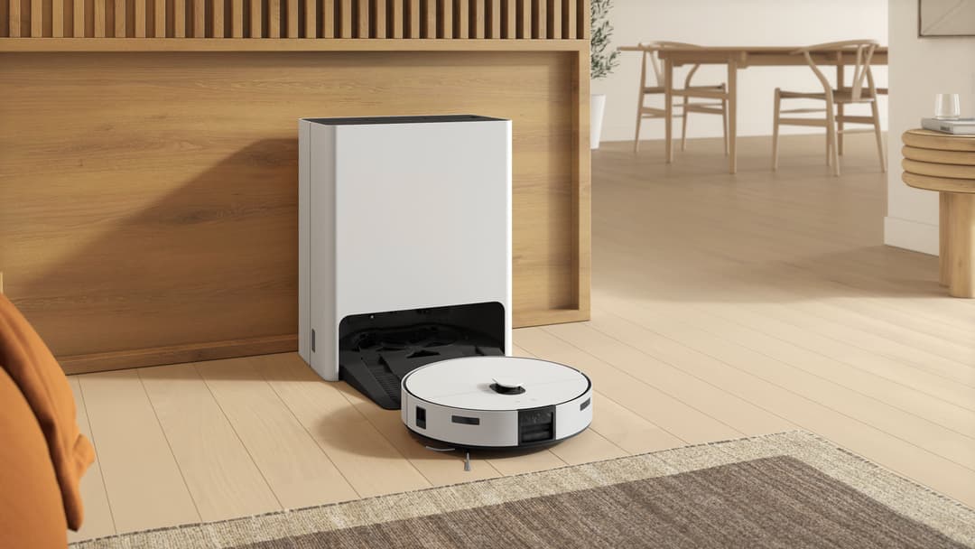 Aspirateur robot Samsung Bespoke Jet Bot Combo blanc et noir avec sa station de nettoyage, dans un salon moderne