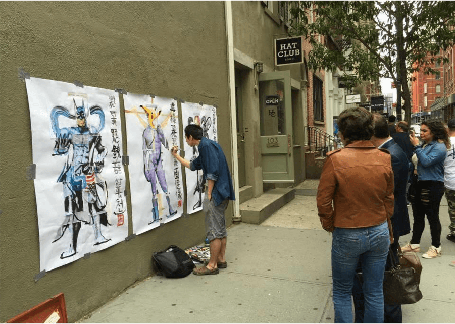 Seungjin Lee expose ses dessins de créatures futuristes sur la façade verte d'une rue urbaine, admirés par des passants