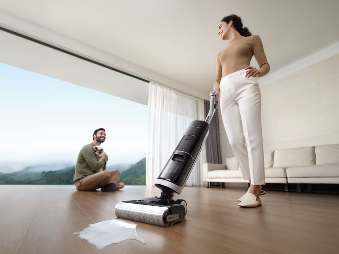 Aspirateur eau et poussière Dreame H14 Pro en action dans un salon minimaliste, nettoyant un plancher en bois