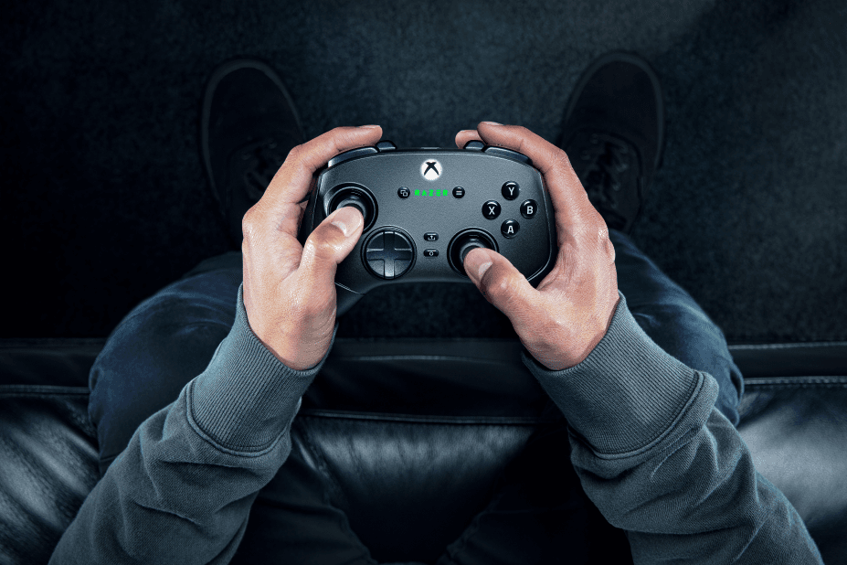 Manette Razer Wolverine V3 Pro noire tenue entre deux mains lors d'une session de jeu