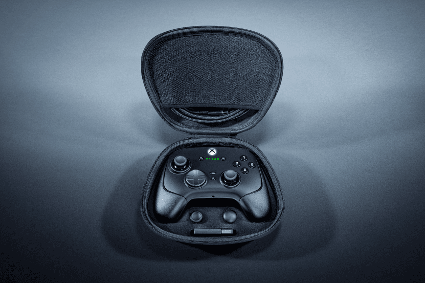Étui de rangement Razer ouvert contenant la manette Wolverine V3 Pro noire avec ses accessoires