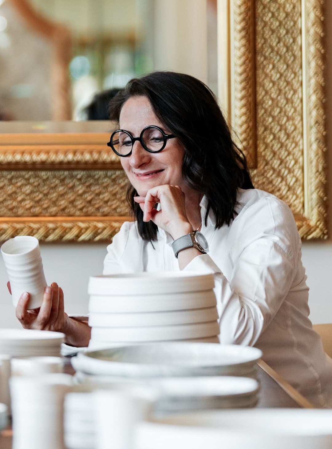 Anne-Sophie Pic, cheffe aux trois étoiles Michelin, sourit à table dans l'élégant restaurant du Beau-Rivage Palace à Lausanne
