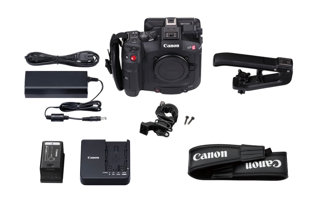 Canon EOS C80 avec ses accessoires : caméra noire, alimentation, câbles, stabilisateur, microphone, batterie et dragonne