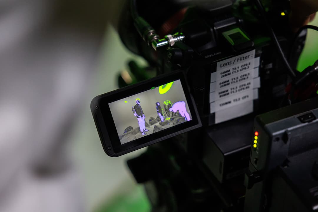 Canon EOS C80, caméra professionnelle noire avec écran tactile affichant une scène vidéo en haute résolution