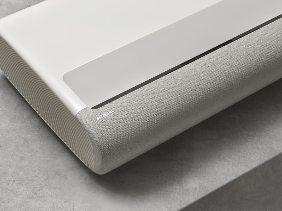 Projecteur Samsung The Premiere blanc et gris clair posé sur une surface grise