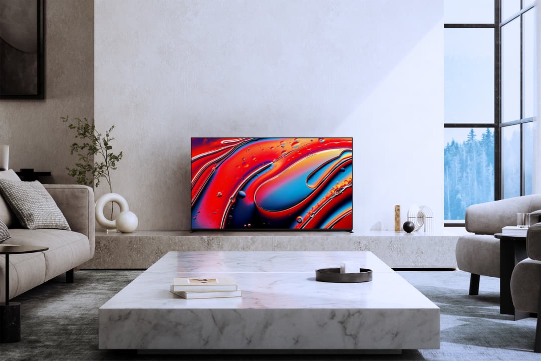 Téléviseur Sony BRAVIA 9 affichant des formes fluides rouges et bleues, installé dans un salon moderne aux tons neutres