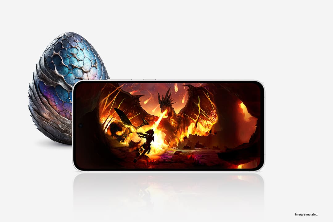 Samsung Galaxy S24 FE affichant un jeu vidéo avec dragon en feu sur son écran AMOLED 6,7 pouces, avec coque écailles bleu-noir en arrière-plan
