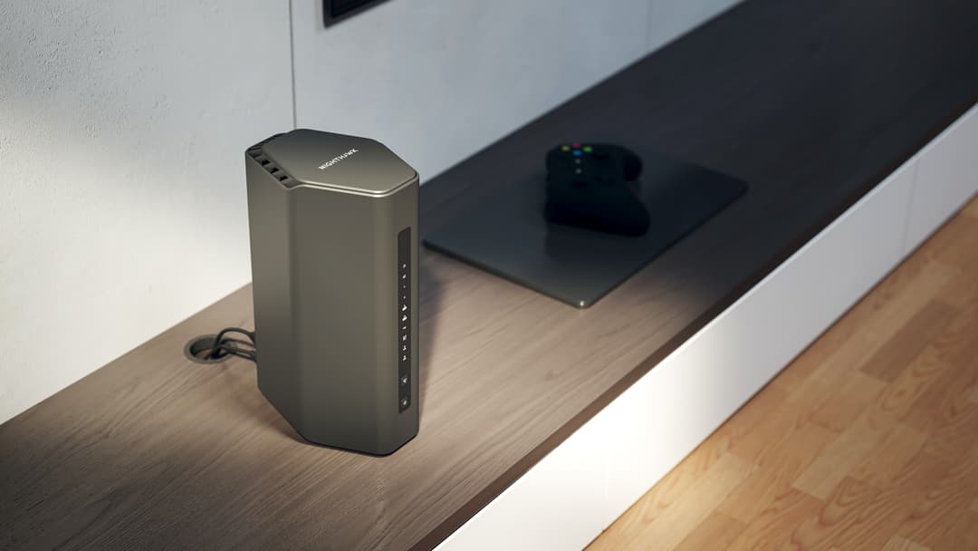 Routeur WiFi 7 Nighthawk RS300 de NETGEAR, de couleur grise, posé sur un bureau