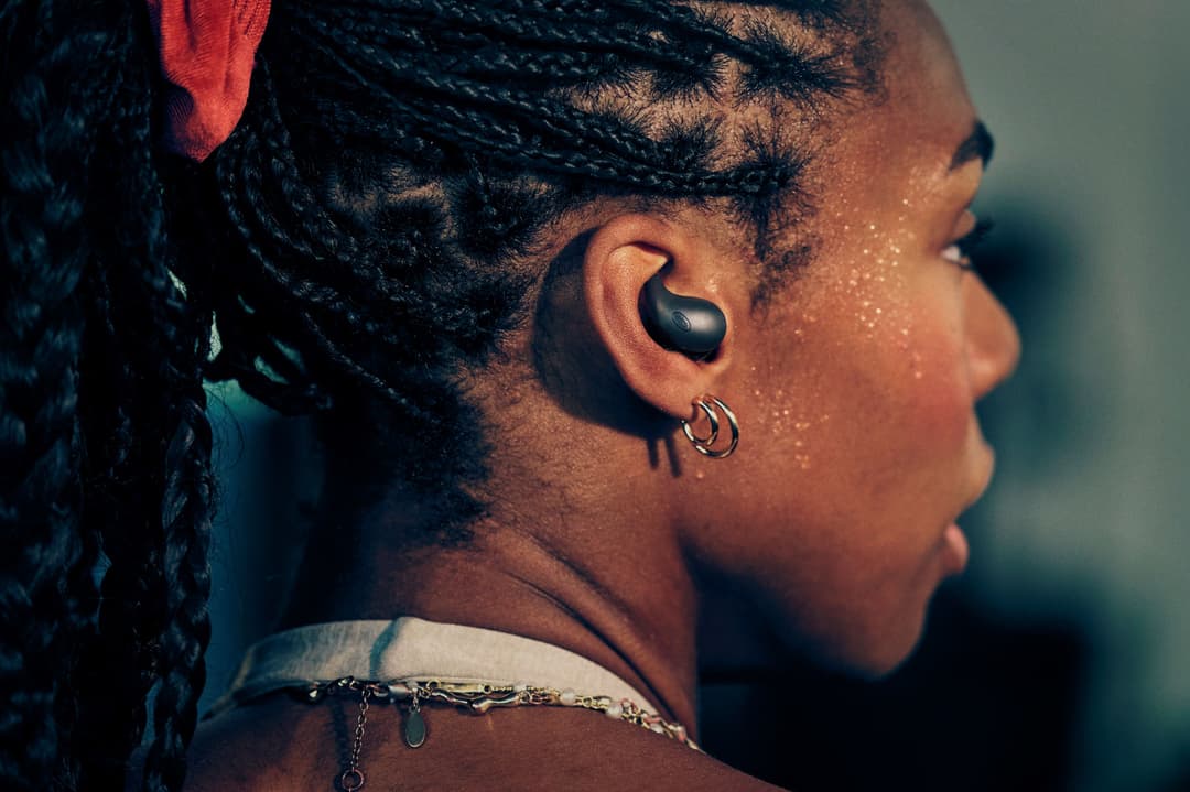 Écouteur Sony LinkBuds noir porté à l'oreille d'une personne de profil