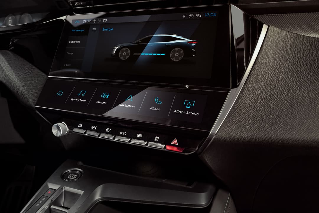 Écran tactile 10 pouces du système Peugeot i-Connect Advanced affichant la navigation TomTom et les informations énergétiques de la E-408 électrique