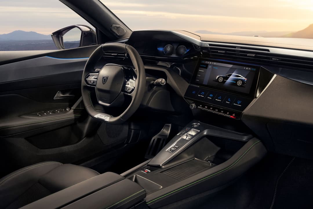 Habitacle de la Peugeot E-408 avec éclairage LED bleu-vert, volant, écran tactile central et panneaux de portes en Alcantara
