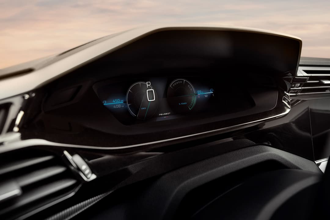 Tableau de bord de la Peugeot E-408 avec écran numérique affichant les données d'autonomie et de charge de la batterie électrique