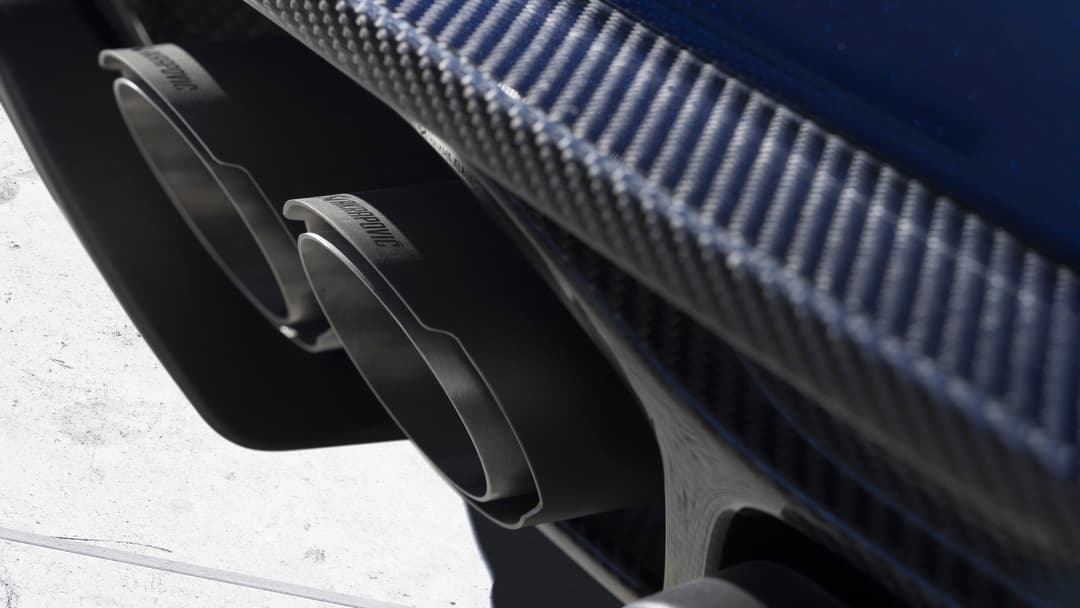 Alpine A110 R Ultime avec échappement titane Akrapovic et détails de carrosserie en fibre de carbone bleu