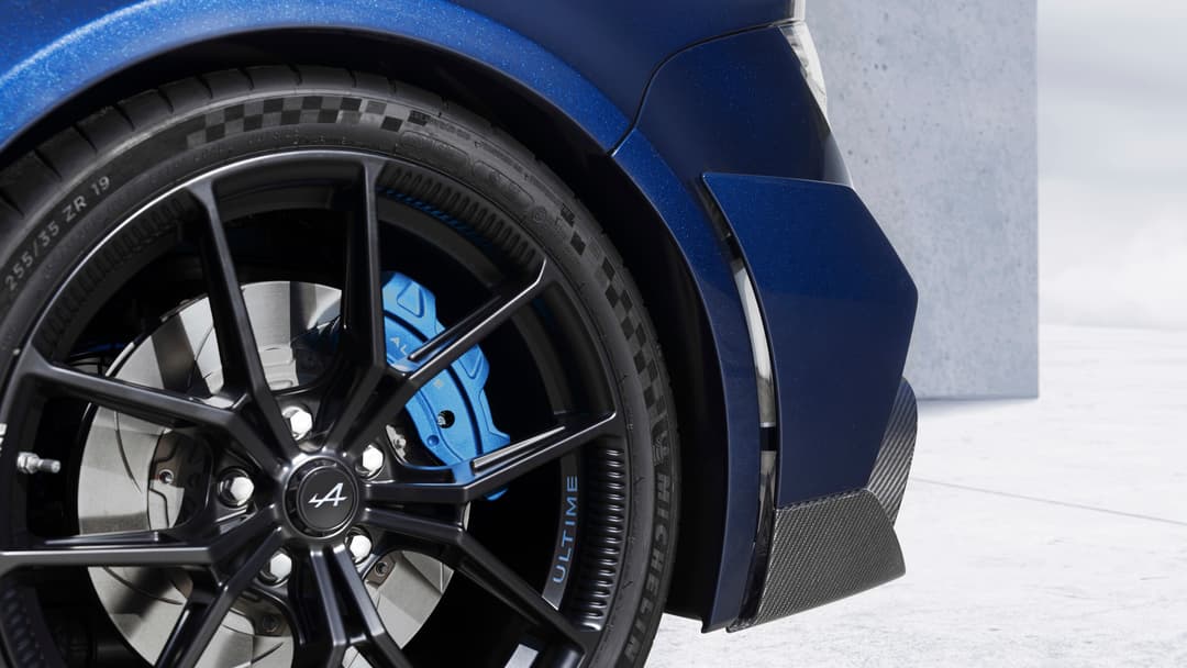 Alpine A110 R Ultime bleu avec jante forgée 19 pouces, pneus Michelin PS2 CUP et étrier de frein bleu