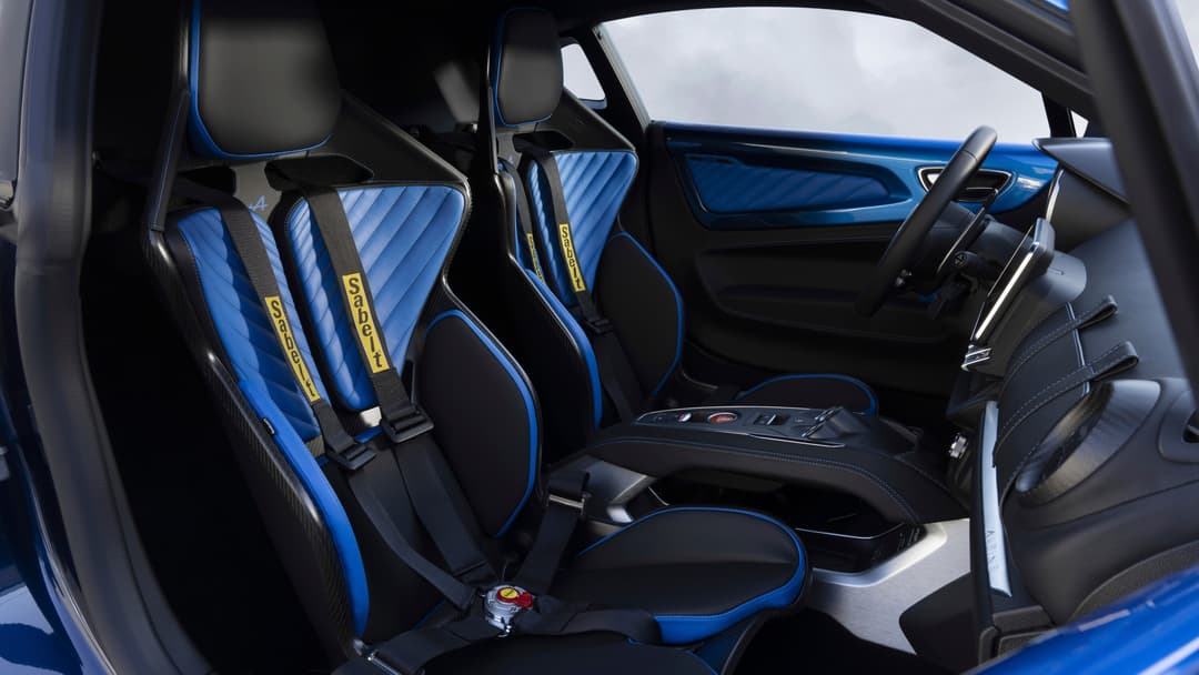 Habitacle de l'Alpine A110 R Ultime avec sièges Sabelt bleus et noirs, volant sport et surpiqûres bleues assorties à la carrosserie