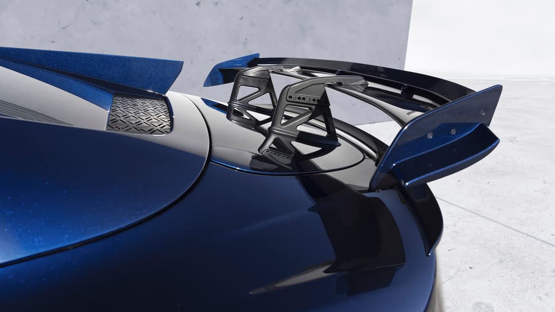 Alpine A110 R Ultime bleu et blanc avec aileron carbone, capot et appendices aérodynamiques peints en bleu personnalisé
