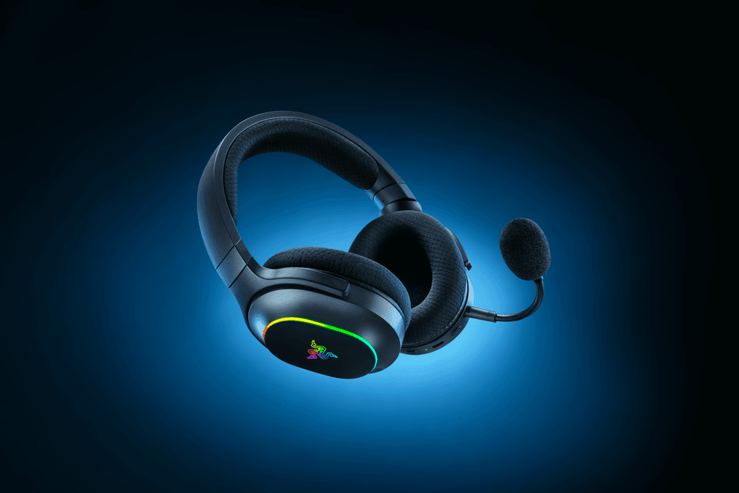 Casque Razer Barracuda X Chroma noir avec éclairage RGB, micro articulé et coussinets texturés sur fond bleu