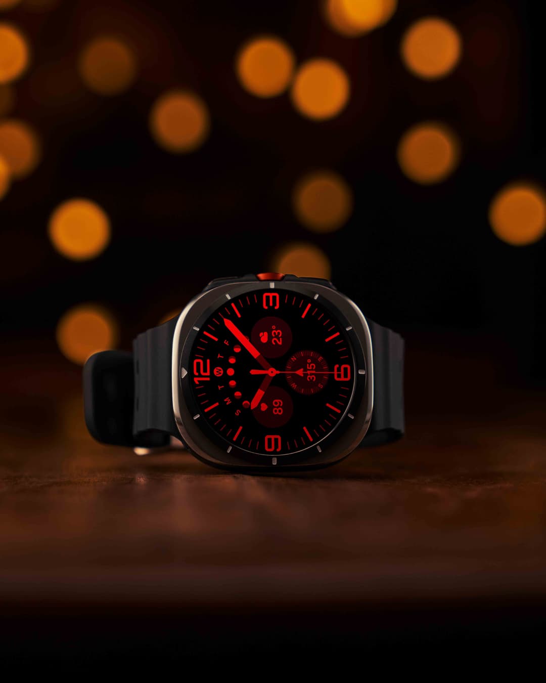 Montre connectée Samsung Galaxy Watch avec cadran carré aux affichages rouges et boîtier noir sur bracelet noir