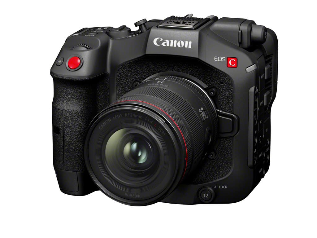 Caméra Canon EOS R5C noire avec objectif Canon RF 24mm F1.4 L VCM, vue de trois-quarts