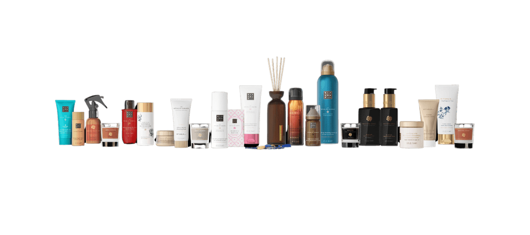 Sélection de produits de beauté et soins RITUALS alignés : gels douche, bougies, diffuseurs, crèmes et sprays corporels