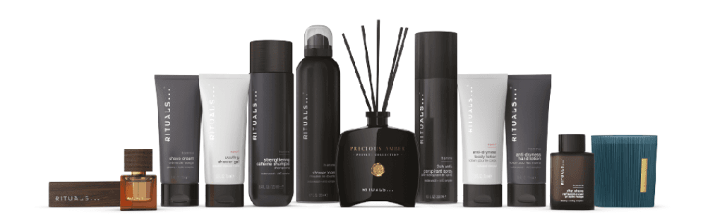 Calendrier de l'Avent RITUALS pour hommes contenant 12 produits : flacons de gel douche, eau de parfum, diffuseur de parfum noir, tubes de soin et petit flacon brun alignés sur fond blanc
