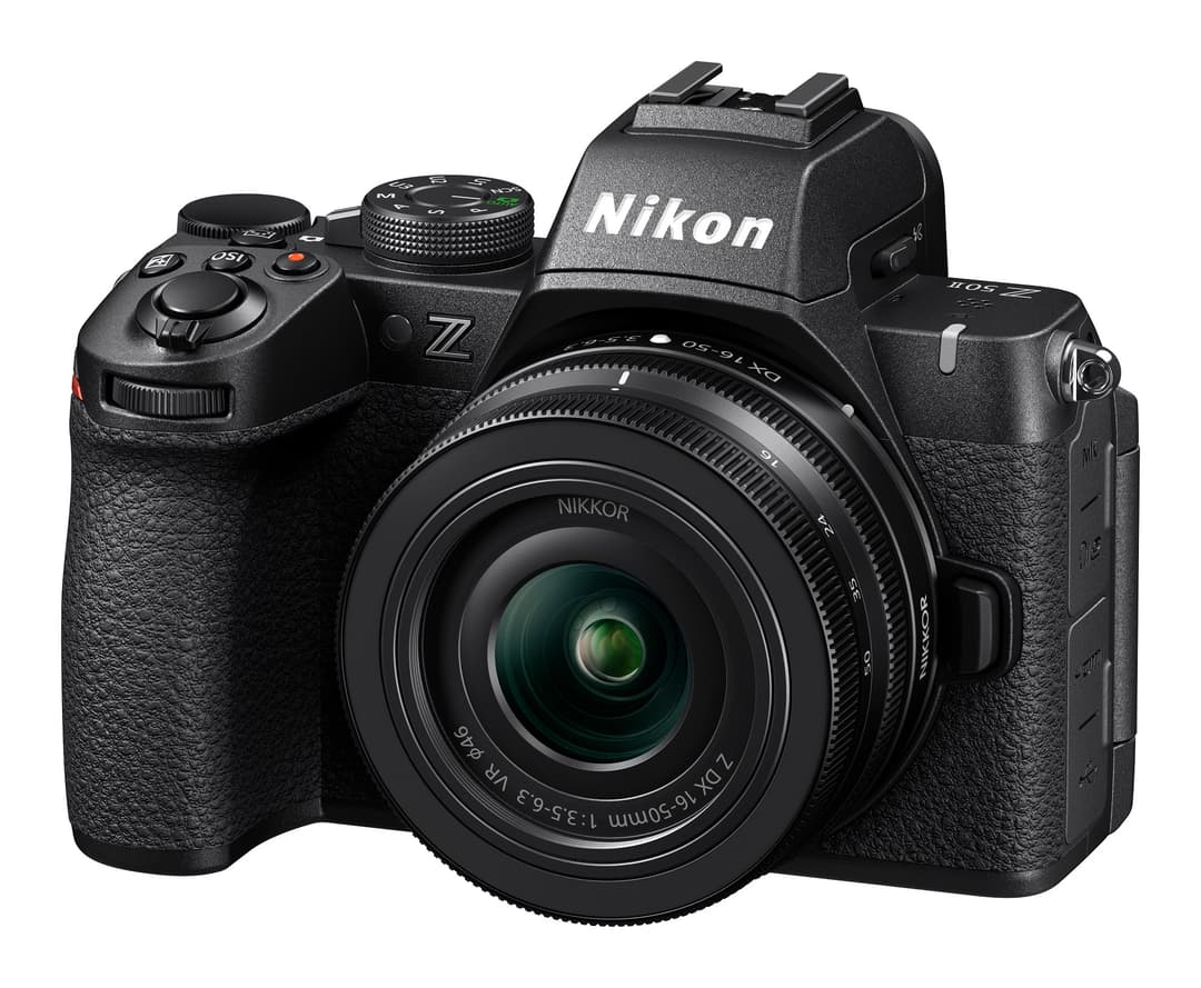 Appareil photo hybride Nikon Z50II noir avec objectif zoom, viseur électronique et molettes de contrôle sur le dessus