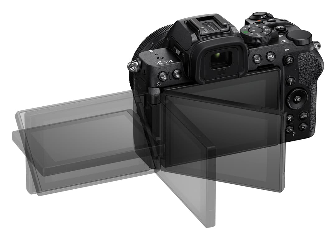Nikon Z50II, appareil photo hybride noir compact avec écran tactile articulé déplié vers l'avant et boutons de contrôle visibles