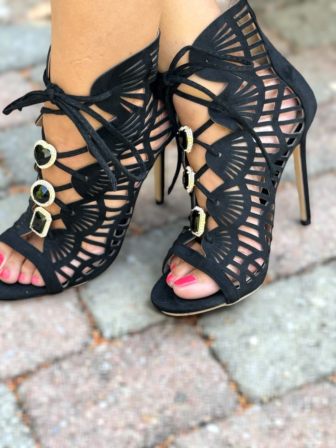 ShoeMe Charms en verre et laiton attachés à des sandales noires ajourées, ornées de pierres vertes et dorées