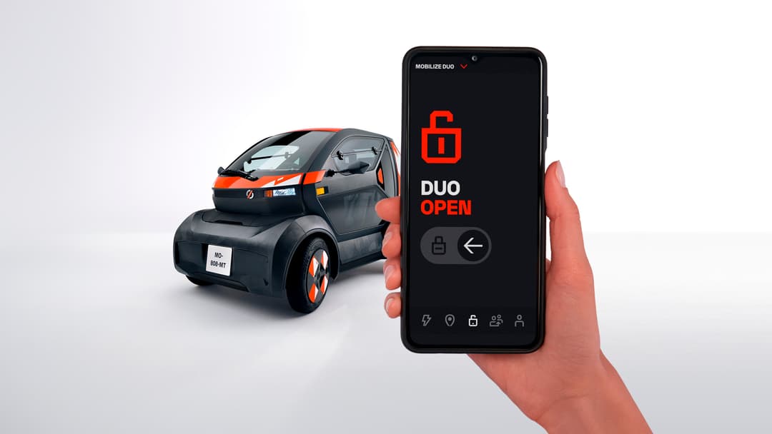 Mobilize Duo noire et orange avec application mobile affichant l'interface de déverrouillage du véhicule