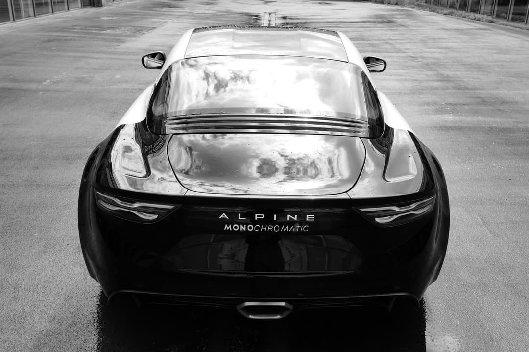 Alpine A110 S Monochromatic vue de dessus, avec capot et toit en aluminium nu, avant et arrière noir brillant