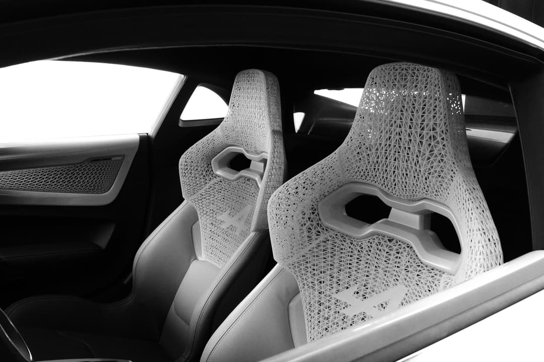 Intérieur d'une Alpine A110 S noir et blanc avec sièges en dégradé blanc et noir, dossiers ajourés en impression 3D et éléments aluminium