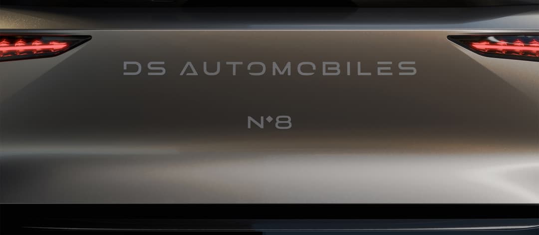Arrière d'une voiture DS Automobiles grise avec le logo de la marque et la désignation « N°8 » en caractères épurés