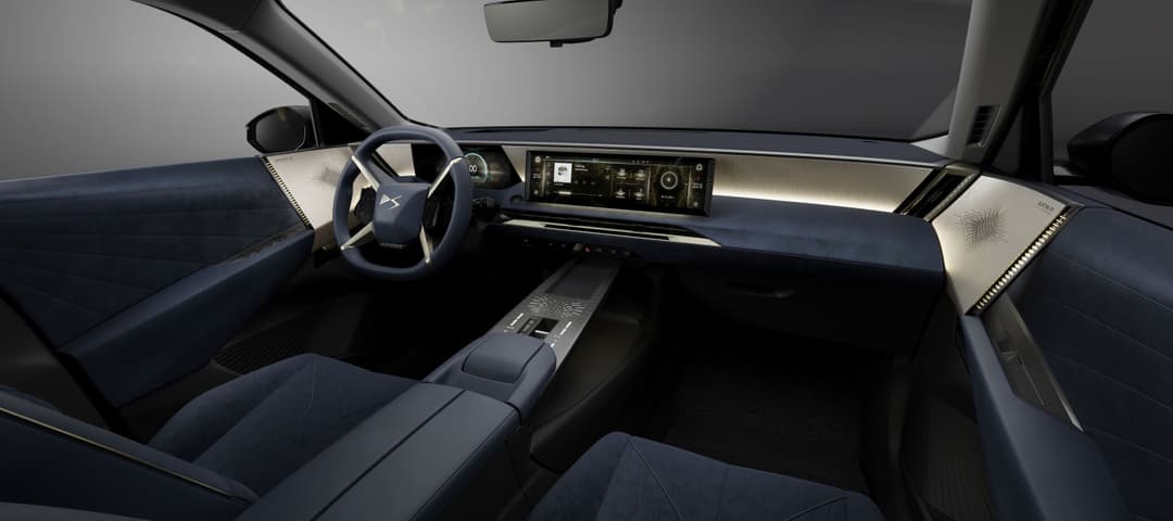 Intérieur du DS Automobiles N°8 avec tableau de bord épuré, volant minimaliste et écran numérique panoramique